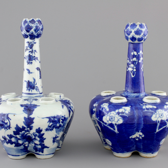 Two Chinese blue and white garlic neck tulip vases, 19th C.