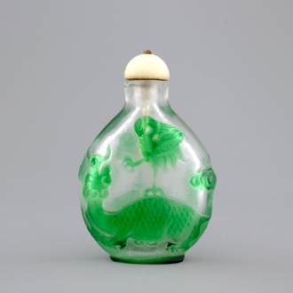A Chinese overlay glass snuff bottle, 19/20th C.