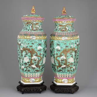 Une grande paire de vases hexagonaux en porcelaine de Chine à décor de dragons sur un fond turquoise, 19ème