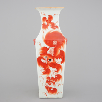 A Chinese porcelain square vase with foo dogs, 19th C.