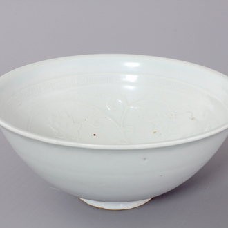A finely applied Chinese pale celadon porcelain bowl, 19/20th C.