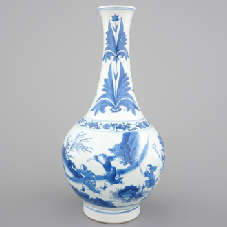 A blue and white Chinese porcelain bottle vase, Transitional, 17th C.