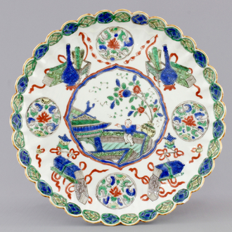 A fine lobed Chinese famille verte porcelain plate with a "zotje", Kangxi, ca. 1700