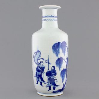 A blue and white Chinese porcelain rouleau vase with warriors, 19/20th C.