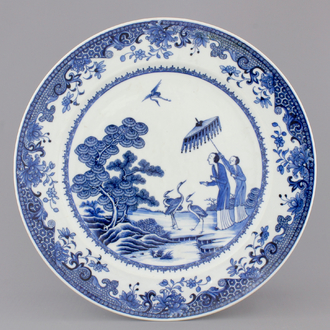 A Chinese blue and white porcelain plate after Cornelis Pronk: "Dames au parasol", 18th C.