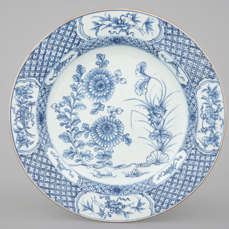 A large blue and white Chinese porcelain dish, Qianlong, 18th C.