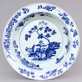 A fine large Chinese blue and white porcelain basin with flower blossoms, Qianlong, 18th C.