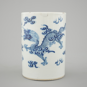 A brush pot with dragons in blue and white Chinese porcelain, 19th C.