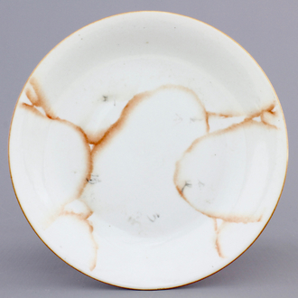 A Chinese porcelain faux-marbre plate, Qianlong mark, 18/19th C.