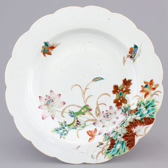 A lobed Chinese famille rose export porcelain plate, Qianlong, 18th C.