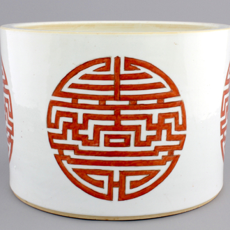 A large Chinese porcelain iron-red "Longevity" brush pot, 19/20th C.
