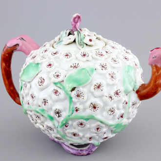 A rare Chinese porcelain famille rose bird-shaped teapot, Yongzheng-Qianlong, 18th C.