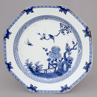 A large Chinese blue and white octagonal dish, Qianlong, 18th C.