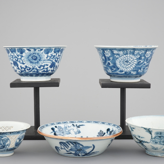 A set of 5 Chinese blue and white porcelain bowls, Ming and Qing Dynasty, 16/18th C.
