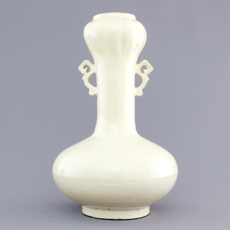 A Chinese Cizhou cream-glazed archaic form vase, 16/18th C.