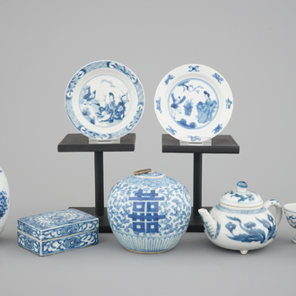 8x Chinese blue and white porcelain: a Kangxi footed teapot, a pair of Hatcher Cargo egg cups, 17/19th C.