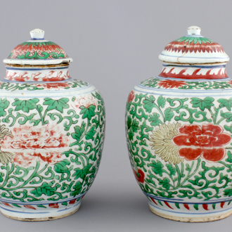 A pair of Chinese wucai porcelain vases with covers, Transitional, 17th C.