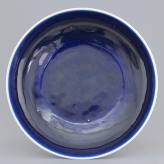 A large Chinese porcelain monochrome blue dish, 18/19th C.