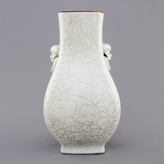 A Chinese ge-type crackle porcelain vase, 18/19th C.