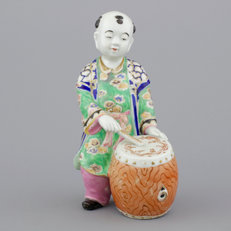 A Chinese porcelain polychrome figure of a drummer, 19/20th C.