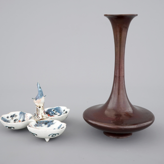 A fine Japanese bronze vase, 19th C. and an Imari spice box with dolphin finial, 17/18th C.