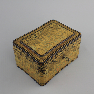 A fine Chinese gilt-laquered export tea caddy, 19th C.