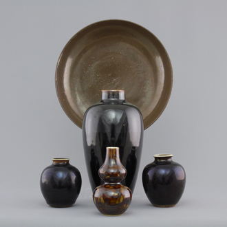 A group of Chinese monochrome brown and black wares, 17/18th C.