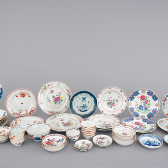 A big lot of Chinese porcelain: 24 plates and a collection of cups and saucers, 18/19th C.