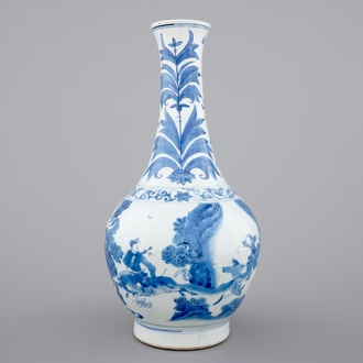 A blue and white Chinese porcelain bottle vase, Transitional, 17th C.