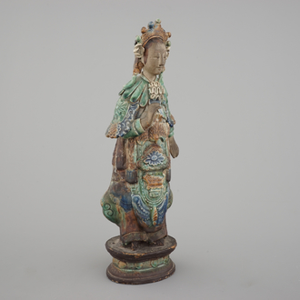 A tall Chinese sancai pottery figure of a guanyin, 18/19th C.