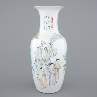 A tall Chinese Qianjiang and famille rose porcelain vase, 19/20th C.