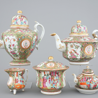 A lot of 5 Chinese Canton rose medallion armorial teapots, jugs and a bowl, 19th C.