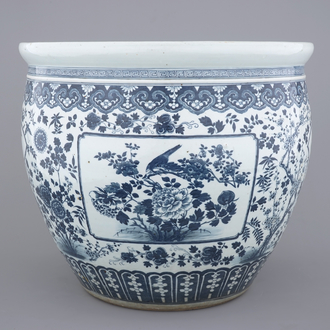 A large Chinese blue and white porcelain fish bowl, 19th C.