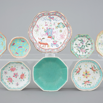 A set of 8 Chinese famille rose porcelain bowls on stand, 19th C.