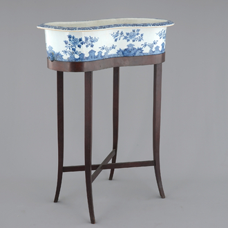 A blue and white Chinese export porcelain bidet on stand, Qianlong, 18th C.