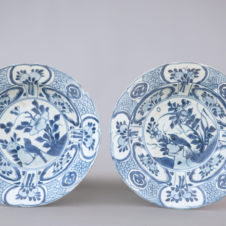 A pair of Chinese blue and white kraak porcelain klapmuts bowls, Wan-Li, Ming Dynasty