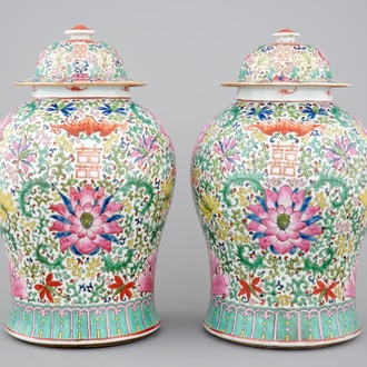 A pair of Chinese famille rose baluster jars with cover, 19th C.