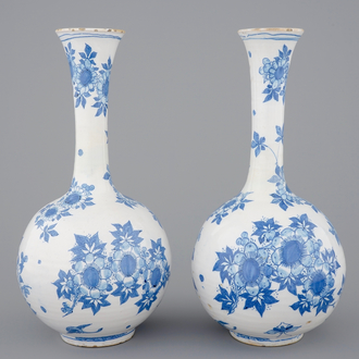 Een paar blauw-witte Delftse flesvormige vazen, 17e eeuw