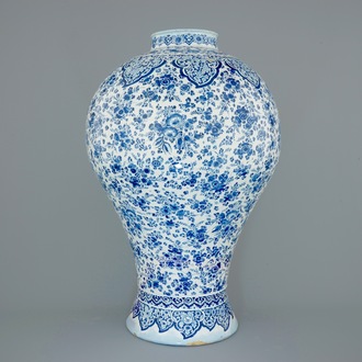Un vase en faïence de Delft de très grande taille au décor millefleurs, fin du 17ème