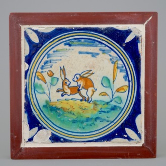 Un carreau médaillon au décor de lapins heureux, vers 1600, Pays-Bas du Sud