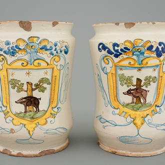 Twee grote albarelli met een zwijn, Italië, 18e eeuw