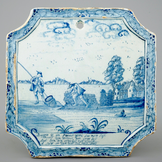 Een blauw-witte Delfts aardewerken plaquette over baggerwerk, 18e eeuw