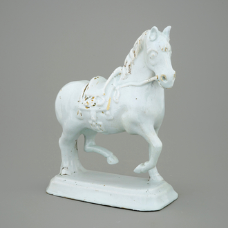 Un grand modèle de cheval en faïence blanche de Delft, 18ème