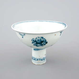 Coupe sur piédouche à décor bleu et blanc, dynastie Ming, vers 1500