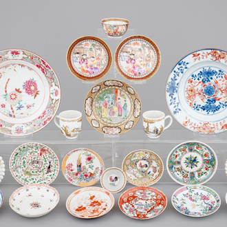 Een gevarieerd lot Chinees porselein: 15 schoteltje, 6 kopjes en 2 borden, Yongzheng/Qianlong, 18e eeuw