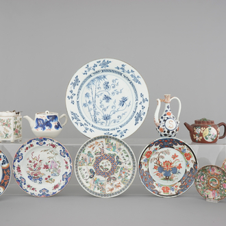 Een gevarieerde collectie Chinees en Japans porselein, 17/19e eeuw