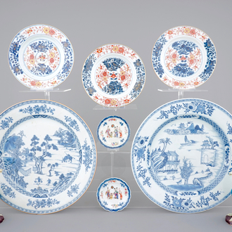 Deux grands plats en porcelaine de Chine en bleu et blanc, 3 assiettes Imari et d'autres porcelaines de Chine, 18-20ème