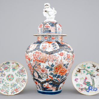 Een grote Japanse Imari-vaas, 17/18e eeuw en twee Chinese famille rose borden, 19e eeuw