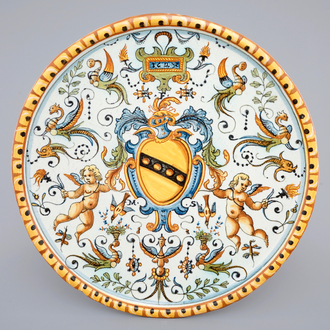 Een tazza met wapenschild, gedateerd 1627, Urbino, Italië