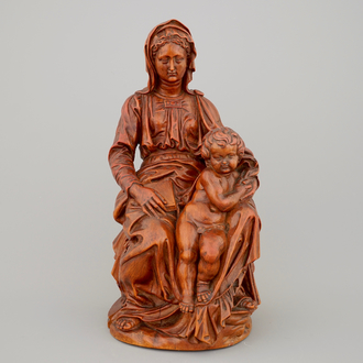 Een zittende Madonna met kind in palmhout, 17e eeuw